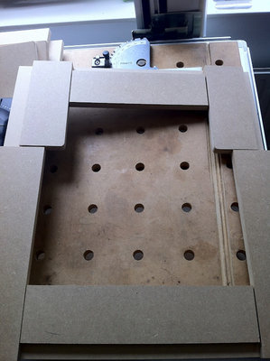 De mal om de hoorn in te frezen in het bamboe.<br /><br />een dun plaatje in combinatie met 15mm plaat; zo is de mal erg makkelijk goed pas te maken. Radius aan de rondingen is 8, gebruikte frees om het mee in te frezen is een 16mm frees met 2 stuks 16x8x5mm lagertjes er bovenop. De 2 lagertjes helpen weer om niet te diep in de MDF mal te drukken.