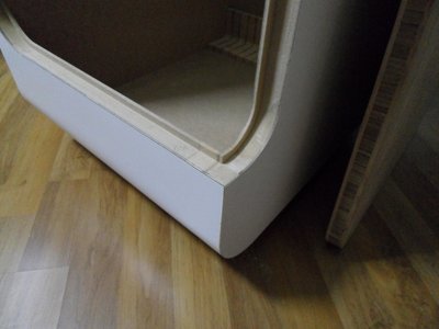 hier een detailfoto van de aanslag voor het inzetstuk. Ik heb de kanten van het HPL nog niet afgewerkt, vandaar dat het er nog wat minder uit ziet. De stukjes die je ziet is de contactlijm.