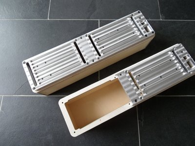 de versterkerpanelen etc in hun toekomstige verblijfplaats. het kleine koppelstukje dat tussen de versterkers zit krijgt een temperatuurgeregelde stille fan. (92x92)