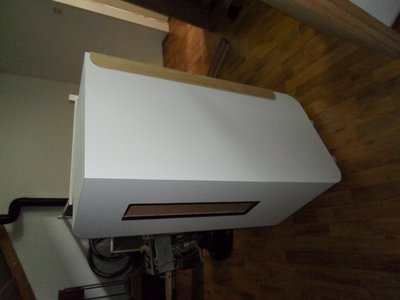 Schuin achter de kast.