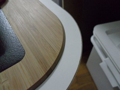 Bamboe laat zich mooi verwerken, vezelt iets. Net als beuken. Is alleen een tikje harder. Het HPL moet nog afgewerkt worden, vandaar de mindere rand. En een klein detail van de hoorn.