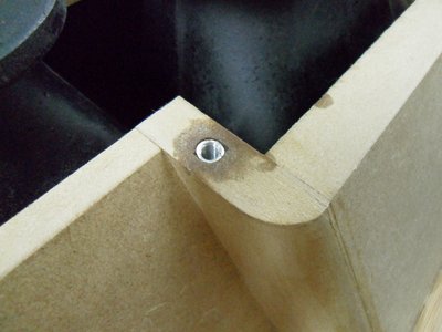 een paar aluminium busjes met epoxy in het MDF gezet; erg sterke verbinding. het busje zit er 3cm in en ik heb er wat groefjes in de buitenmantel gedraaid; een schroef met ring begraaft zich in hardhout multiplex, het busje en het MDF geven geen krimp. Kennelijk zuigt het MDF zich goed vol met de epoxy.