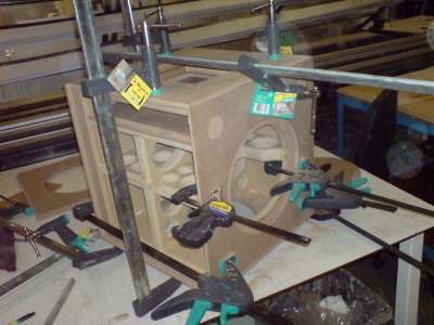 De kast zelf bestaat uit 18mm mdf + 18 hdf (gemaakt van hardhout) HDF is een stuk gladder en maakt het spuiten gemakkelijker.<br />Het is ook nog eens een stuk zwaarder.