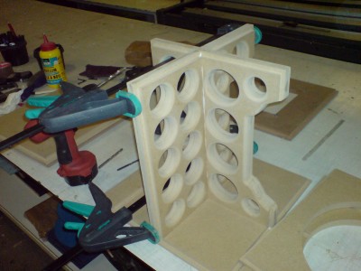De bracing is gemaakt van 2X 18mm mdf