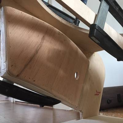 de greep van binnen van een laag gebogen hardboard en buigplex