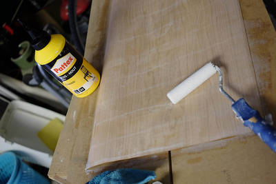Uitgerold met een vilt roller voor acryl vers, iedere keer na gebruik gewoon in een bak met water gezet. Voor hergebruik even het water er uit geknepen anders is de roller te nat.