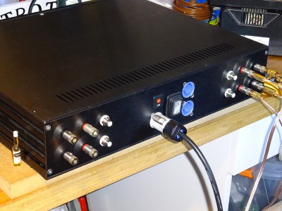 de achterkant; 2 230V uitgangen, 1 geschakeld via signaal detectie print, de andere altijd aan (als hoofdschakelaar aan is); zilveren audio aansluitingen