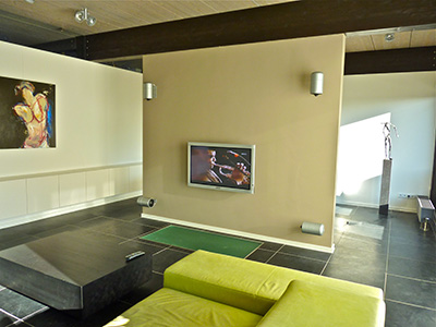 OmniWave-Home-Theatre-aan-de-wand.jpg
