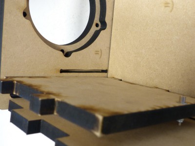 Uitsparing in baffle voor filter