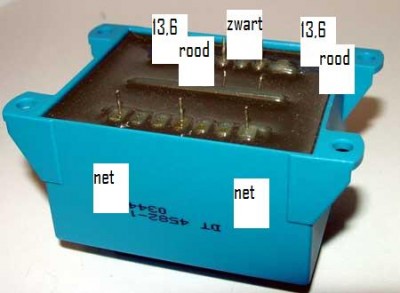 aangesloten net op de buitenste pinnen aan de zijde waar de pinnen het verste weg staan van elkaar. voltage gemeten