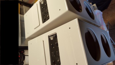 aansluitingen naar monitor en ingangen voor extra subs