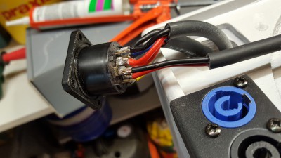 speakon 8P en diverse aansluitingen voor naar de monitors