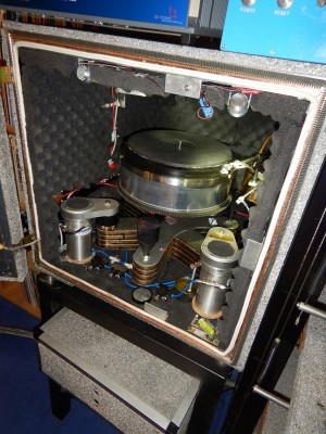 zo staat het prototype bij hem thuis; in een luchtdichte en EMC-dichte kast