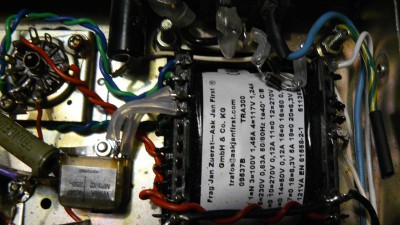 X2 caps aan de gloei, en de diodes aan de randaarde. Zat eerst nog een x2 overheen maar die heb ik weer weggehaald..  vandaar dat t er klungelig uitziet. Is t ook ;-p
