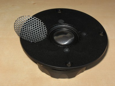 het doorzichtige plastic schijfje aan de binnenkant van het rooster is de phase plate