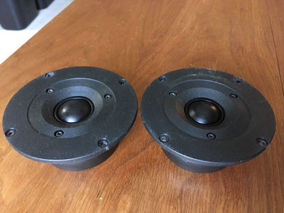 je ziet hier duidelijk de grotere 'trechter' naast de dome tov. de AG35 en tevens heeft de faceplate ook nog een kleine rand.