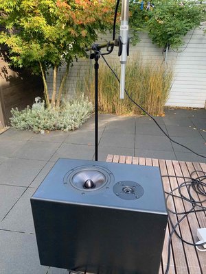 Foto van de meetopstelling, meetmicrofoon ca 30 cm boven speaker tussen woofer en tweeter in, op deze positie wordt eerst de woofer en tweeter ingesteld zodat ze hier netjes in fase zijn.