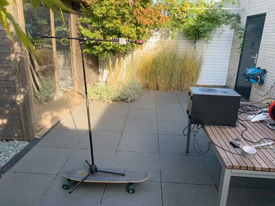 Foto van de meetopstelling met vaste frequentie en de meetpositie veranderd
