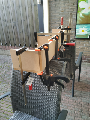 Ook nog wat lijmklemmen bij moeten halen