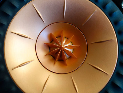 Bestandsbron: https://www.innerfidelity.com/images/KEF_LS50_Photo_TweetClosup.jpg