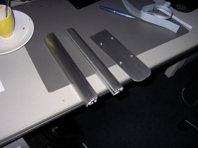Bewerkt aluminium in de blanke lak. EDIT: bovenplaat is nu zonder vlekjes