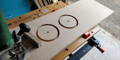 Met de cirkelgeleider gaten voor de woofers...