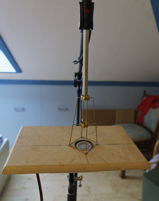 Testopstelling met messing ding om microfoon zo goed mogelijk in dezelfde positie te brengen.