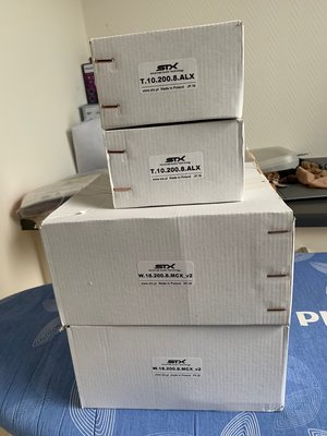 In een bruine doos zaten deze dozen met de drivers.