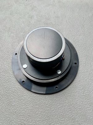 Tweeter op waveguide geschroefd, er zijn zwarte schroeven meegeleverd, die zijn bij het proef passen nog niet gebruikt.