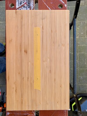 Afplakken met tape, want er komt een plank overheen om de druk van de lijmklemmen te verdelen en er kan dus lijm uit gat komen en de drukplank moet hierdoor niet vastgelijmd worden.