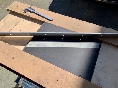 Het frezen van de schuine sleuf voor de brace. De zijkant is ingeklemd tussen twee stukken MDF waarop een aluminium hoekprofiel als geleide wordt gebruikt.