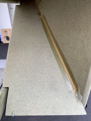 Uitgehard is woodmax een enorm sterke lijm, de aanhecht kracht in begin is niet voldoende om plankje op zijn plaatst te houden. Met lijmpistool even een paar dotjes lijm aangebracht om plankje op zijn plek te houden. Even aanbrengen vasthouden en wachten tot lijm afgekoeld is.