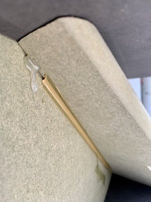 Nog een detail van aangebrachte lijm met lijmpistool boven in. Nadat woodmax voldoende uitgehard is kan lijm van lijmpistool weggesneden worden en naad eventueel afgestreken met woodmax, zoals ook tussen de lijm dotjes in.