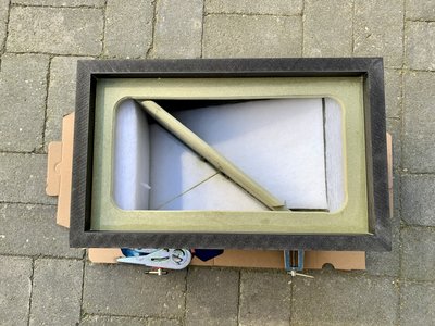 Inkijk aan achterkant, verwijder zoveel mogelijk de lijmresten hier.