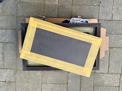 Plak achterrwand af met glad schilderstape, zodat die niet per ongeluk vast gelijmd word.