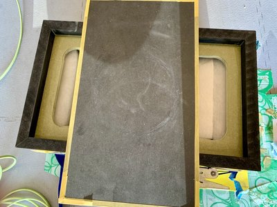 Met een klein plamuur mes kun je alle lijm wegsteken van achterschot. Poets de laatste lijmresten weg met b.v. Wasbenzine. De achterwand die voor de zekerheid is afgeplakt met glad schilders tape kan nu eventueel geplaatst worden.