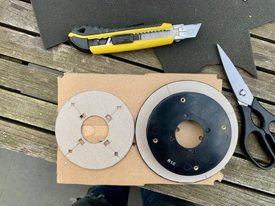 Ik had nog wat wat dun grijs schuim, dat ga ik gebruiken om de kleine ruimte tussen tweeter en waveguide op te vullen, dus geen siliconenkit of bitumen. Eerst even van karton een mal gemaakt.