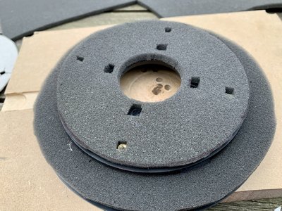En zo ziet de stukken schuim er uiteindelijk uit. Dit schuim gebruik ik ook tussen waveguide en kast om af te sluiten. De zelfklevende foam die ik had werd te dik, had misschien 0,5-1 mm dieper uit moeten frezen.