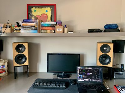 De speakers in hun opstelling op buro van zoon. Het oude mini setje gaat nog verdwijnen en dan kunnen ze iets verder uit elkaar gezet worden.