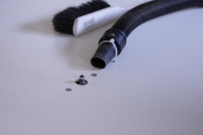 Even een grote plaat gezaagd en de bovenfrees van onderen gemonteerd. Op die manier kan je heerlijk ronde kantjes frezen zonder dat de frees kantelt.