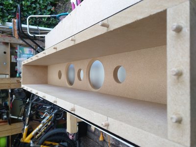 Alle deuvelgaten geboord behalve front baffle