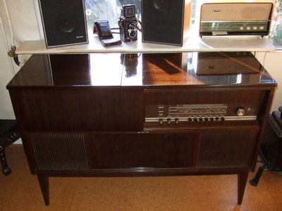 Weltfunk 5068 Luxus<br />Radiochassis: Grundig Konzertgerät 8040 St (buizen: ELL80)<br />Platenwisselaar: Dual 1010 F