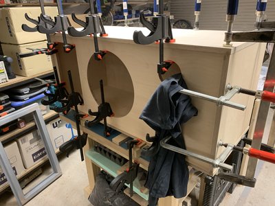 De eerste zit in elkaar, vanmiddag de 2e. Want te weinig lijmklemmen!