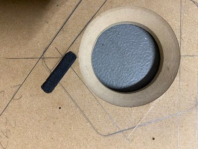 Wat afdicht tape in sleuf, hier kont de aansluitsnoer door te lopen.