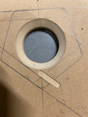 Achterkant van test baffle met sleuf gefreesd