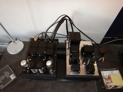 Bovenaanzicht: voeding en audio fysiek gescheiden
