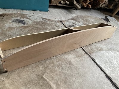Dit schroef ik dan met de onderkant tegen de bestaande plaat hout aan waar de speakers links / rechts doorheen steken