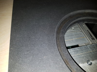 zwart MDF met een naar beneden geschaalde radius, zoals bij de grote 15" woofer