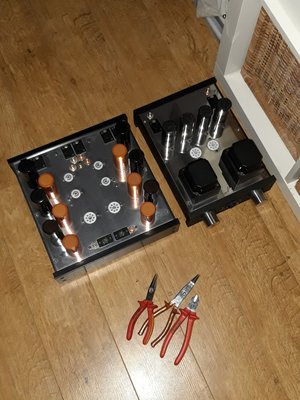 chassis rechts (koptelefoonversterker) wordt ED111-bak