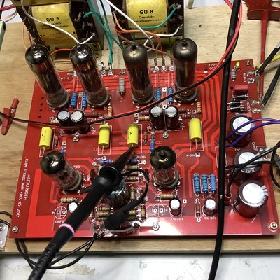 ANK EL84 versterker op plank scoop op test punt